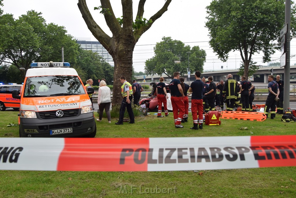 Schwerer VU Pkw Baum Koeln Deutz Messekreisel P112.JPG - Miklos Laubert